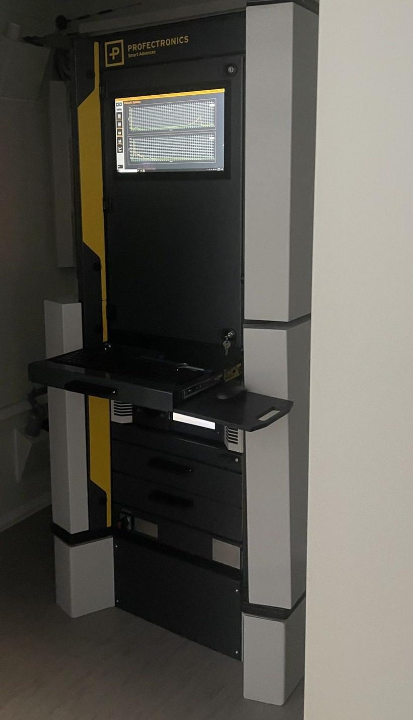 View into the cabin onto the measuring cabinet with screen and keyboard drawer