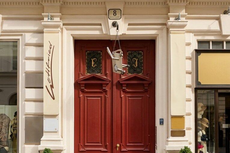 Hauseingang Herrenstraße 8 in Linz, rotes Portal mit Hausnummer